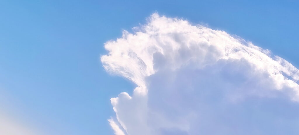 Ephemeral cloud sculpture in the sky – artwork by multimedia artist Maria Sky
